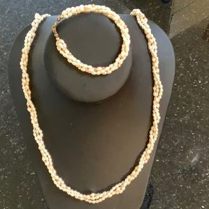 A Set of the sterling’s silver fresh water Pearl necklace and bracelet